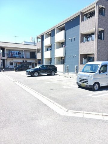グランツ・フジの駐車場|カースペースがあります
