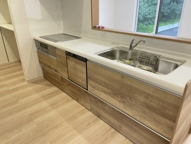 東根市神町西【建売】のキッチン|広々ワイドなキッチンは料理がしやすく快適です。