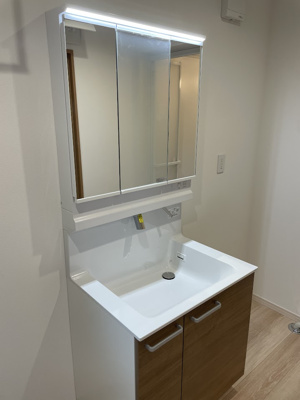 【独立洗面台】 | 東根市神町西【新築建売】 | 三面鏡の洗面台は、スタイリッシュなだけでなく収納力もあります。