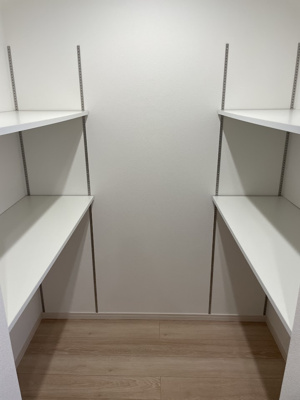 【収納】 | 東根市神町西【新築建売】 | 大容量のパントリーです。棚の高さも変えられることから様々な物の収納に対応できます。