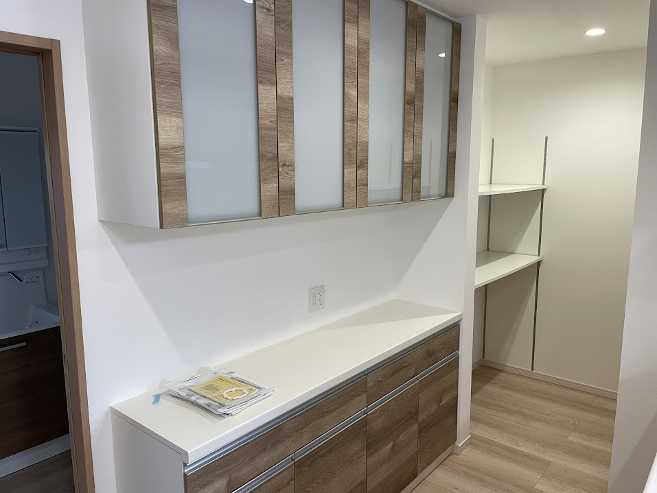 東根市神町西【建売】の収納|キッチンと同色で一体感のあるカップボードをご利用頂くことで食器収納ができます。