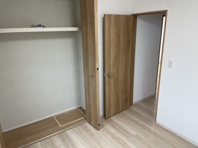 【洋室】 | 東根市神町西【新築建売】 | 洋室もそれぞれ収納スペースが完備されております。