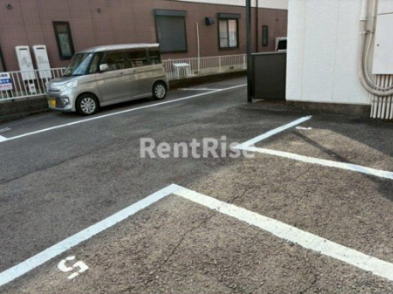 グランデュー石黒の駐車場