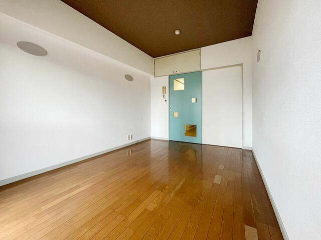 ワールドビルIIIの居間・リビング