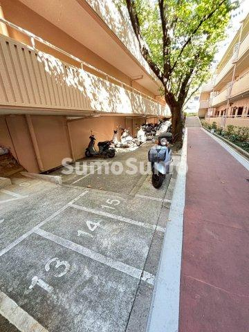 明石市朝霧北町のアパートの駐車場|駐車場に車を止められます