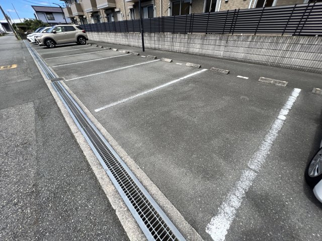 ウエストサイドスクエアの駐車場