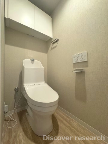 サンクレイドル西東京ウインフォートのトイレ|【トイレ】
白を基調とした落ち着きのあるトイレです。上部には吊戸棚が設けられており掃除用具やペーパーなどを収納可能です。