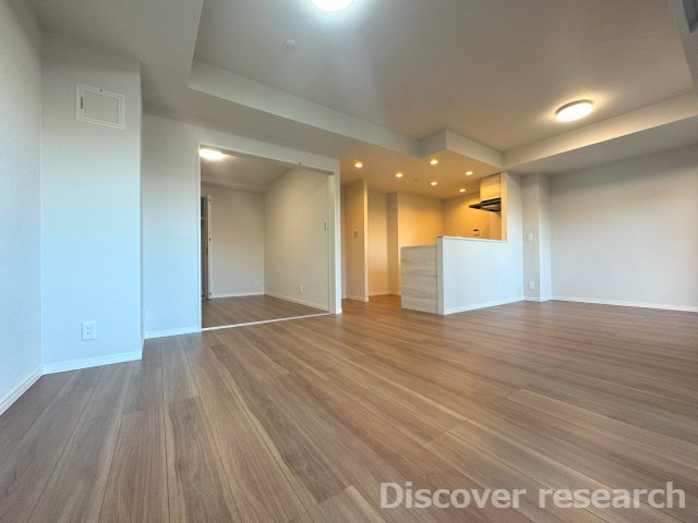 サンクレイドル西東京ウインフォートの居間・リビング|【LDK（約15.7帖）】
15帖超の広々としたリビングは隣接する洋室と一体利用することで約20帖の開放的な空間にもなります！