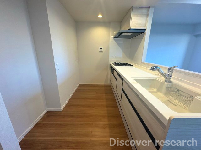 サンクレイドル西東京ウインフォートのキッチン|【キッチン（食洗器・浄水器）】
冷蔵庫や食器棚を置いても余裕がありそうな広いスペースがあります。