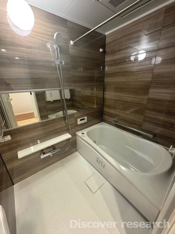 サンクレイドル西東京ウインフォートの浴室|【浴室（追焚機能・浴室換気乾燥機付き）】
ワイドミラー・スライド式シャワーが設けられていてお子様でも使いやすいです。
浴室乾燥機付きで洗濯物を干すことも◎