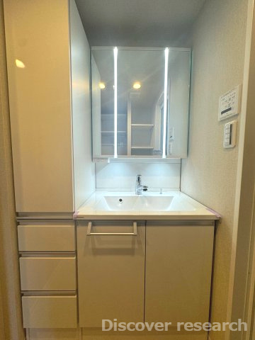 サンクレイドル西東京ウインフォートの独立洗面台|【三面鏡付き洗面化粧台】
三面鏡裏や側部、下部に収納スペースが豊富なので常に洗面台を綺麗に保つことができそうです♪