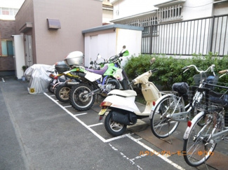 【その他共用部分】 | 敷地内に、バイク置場を完備。
