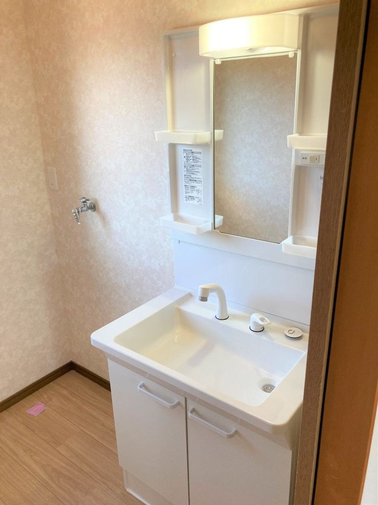 ワンステップの独立洗面台