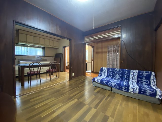 川崎市宮前区野川本町　中古戸建の居間・リビング|ゆったり過ごせるリビングです