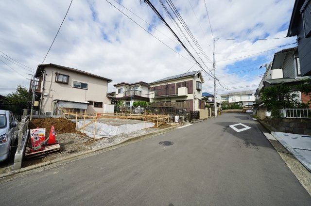 【横浜市保土ケ谷区法泉1丁目13-20新築戸建て】★仲介手数料無料★（初音が丘小学校・橘中学校）の前面道路含む現地写真