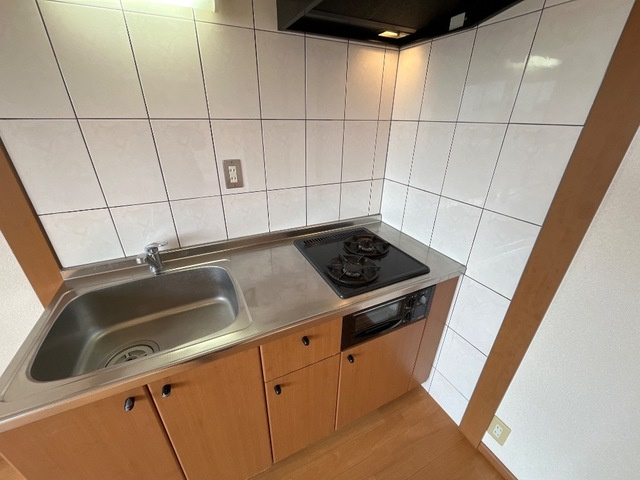 メゾンドコンフォース　Ⅰのキッチン|2口コンロ・グリル付のシステムキッチンです♪