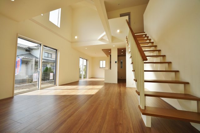 【横浜市瀬谷区東野82-2新築戸建て】★仲介手数料無料★（二つ橋小学校・東野中学校）の居間・リビング