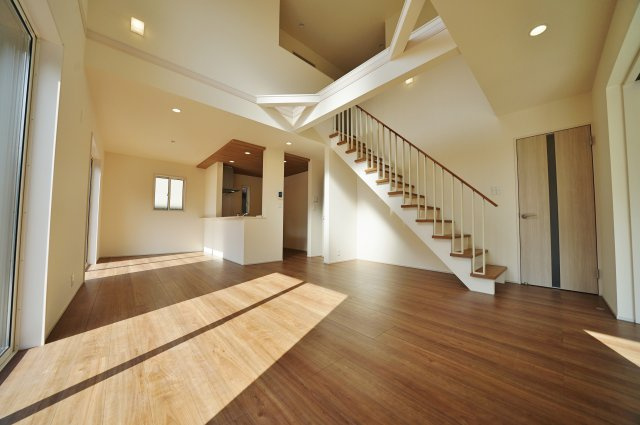 【横浜市瀬谷区東野82-2新築戸建て】★仲介手数料無料★（二つ橋小学校・東野中学校）の居間・リビング