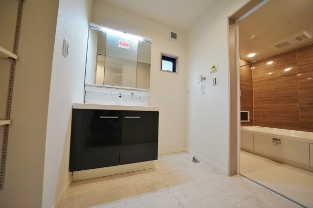 【横浜市旭区白根6丁目58-15新築戸建て】★仲介手数料無料★（不動丸小学校・鶴ヶ峰中学校）の独立洗面台