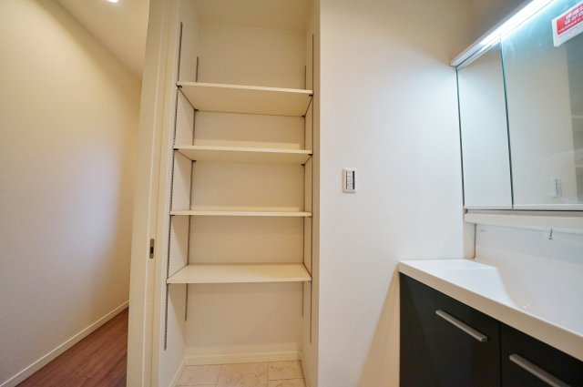 “魅せるLDK”と造作洗面のあるデザイン住宅｜仲介手数料無料の収納|収納スペースもしっかり確保された洗面室。生活感を抑えながら、すっきりと使える設計です。