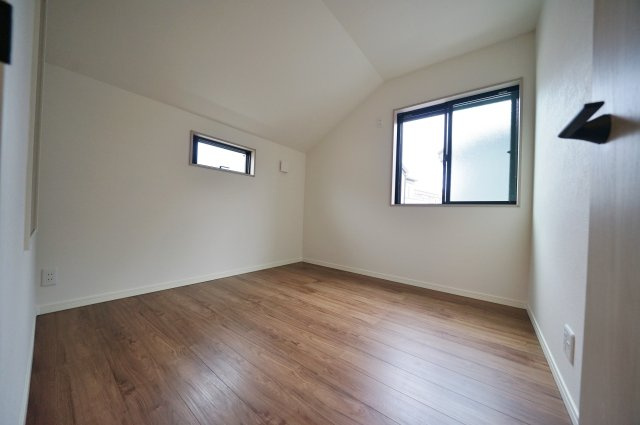 【横浜市旭区白根6丁目58-15新築戸建て】★仲介手数料無料★（不動丸小学校・鶴ヶ峰中学校）の洋室