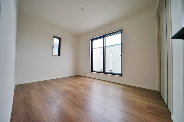 “魅せるLDK”と造作洗面のあるデザイン住宅｜仲介手数料無料の洋室|ベッドを置いてもゆとりのある広さ。家具配置の自由度も高く、自分好みの空間づくりが楽しめます。