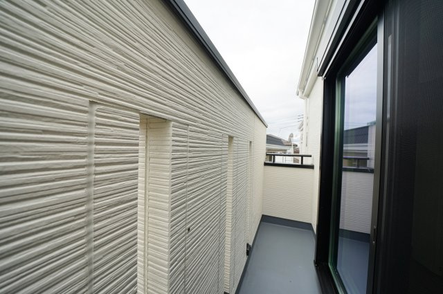 “魅せるLDK”と造作洗面のあるデザイン住宅｜仲介手数料無料のバルコニー