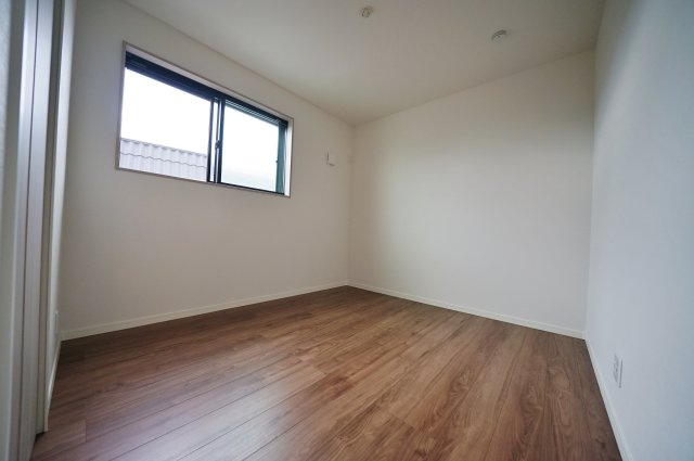 【横浜市旭区白根6丁目58-15新築戸建て】★仲介手数料無料★（不動丸小学校・鶴ヶ峰中学校）の洋室