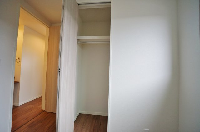 “魅せるLDK”と造作洗面のあるデザイン住宅｜仲介手数料無料の収納|衣類や荷物をすっきり収納でき、生活空間を広く使えます。