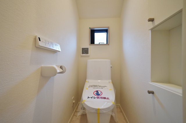 “魅せるLDK”と造作洗面のあるデザイン住宅｜仲介手数料無料のトイレ|各階にトイレを設置。朝の混雑時や来客時にも便利です。