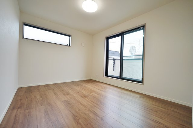 “魅せるLDK”と造作洗面のあるデザイン住宅｜仲介手数料無料の洋室|主寝室として使えるゆとりある洋室。大きな窓から光が入り、落ち着いた時間を過ごせる空間です。