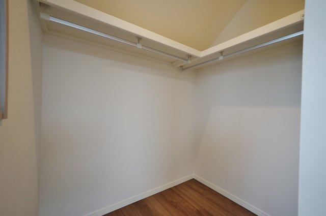 “魅せるLDK”と造作洗面のあるデザイン住宅｜仲介手数料無料の収納|衣類はもちろんバッグや小物までまとめて収納できるウォークインクローゼット。整理整頓しやすく、生活感を抑えられます。