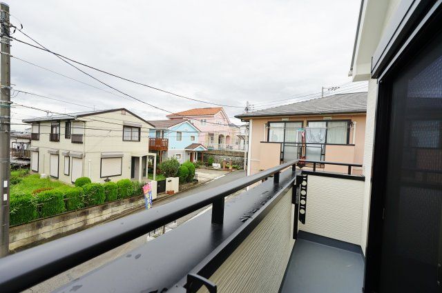 “魅せるLDK”と造作洗面のあるデザイン住宅｜仲介手数料無料のバルコニー|ゆとりのあるバルコニー空間。洗濯はもちろん、外の空気を感じながらリフレッシュできるスペースです。