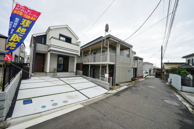 “魅せるLDK”と造作洗面のあるデザイン住宅｜仲介手数料無料の前面道路含む現地写真|落ち着いた住宅街に位置し、車通りも比較的少ない前面道路。安心して生活できる住環境です。