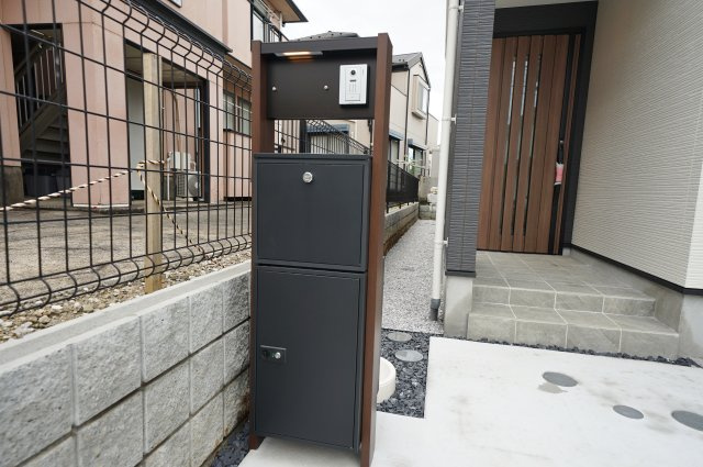 “魅せるLDK”と造作洗面のあるデザイン住宅｜仲介手数料無料の設備|不在時でも荷物を受け取れる宅配ボックス付きポスト。忙しい日常をサポートしてくれる嬉しい設備です。