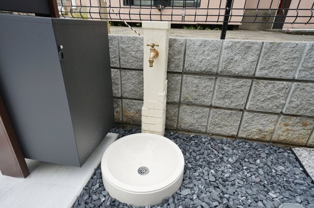 “魅せるLDK”と造作洗面のあるデザイン住宅｜仲介手数料無料の設備|デザイン性のある外水栓を設置。洗車やガーデニングなど実用性はもちろん、外観のアクセントにもなっています。