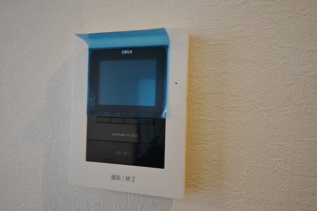“魅せるLDK”と造作洗面のあるデザイン住宅｜仲介手数料無料のセキュリティ|来訪者の顔を確認できるTVモニター付きインターフォン。防犯面にも配慮された設備です。