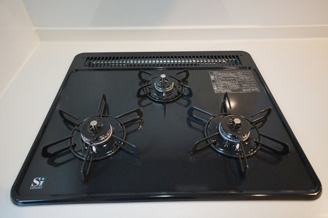 “魅せるLDK”と造作洗面のあるデザイン住宅｜仲介手数料無料のキッチン|3口コンロで同時調理が可能。 効率よく料理ができ、忙しい朝や夕食準備もスムーズです。