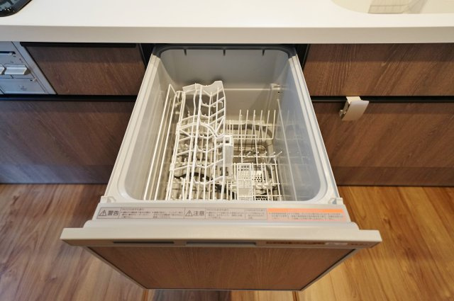 “魅せるLDK”と造作洗面のあるデザイン住宅｜仲介手数料無料のキッチン|家事の負担を軽減してくれる食洗機を搭載。 食後の片付けもスムーズで、家族との時間をしっかり確保できます。