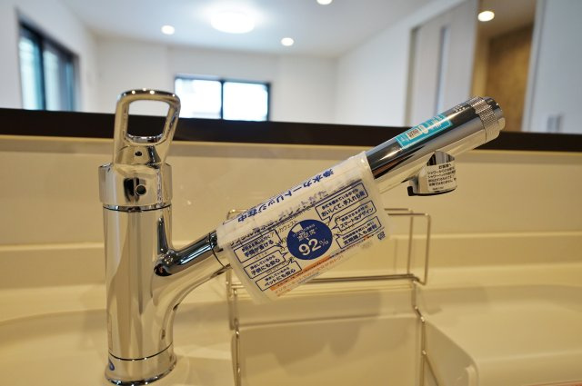 “魅せるLDK”と造作洗面のあるデザイン住宅｜仲介手数料無料のキッチン|使い勝手の良いシャワー水栓を採用。 シンクの隅々まで洗いやすく、日々の家事も快適に行えます。