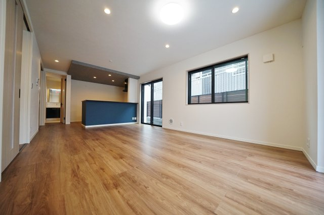 【横浜市旭区白根6丁目58-15新築戸建て】★仲介手数料無料★（不動丸小学校・鶴ヶ峰中学校）の居間・リビング