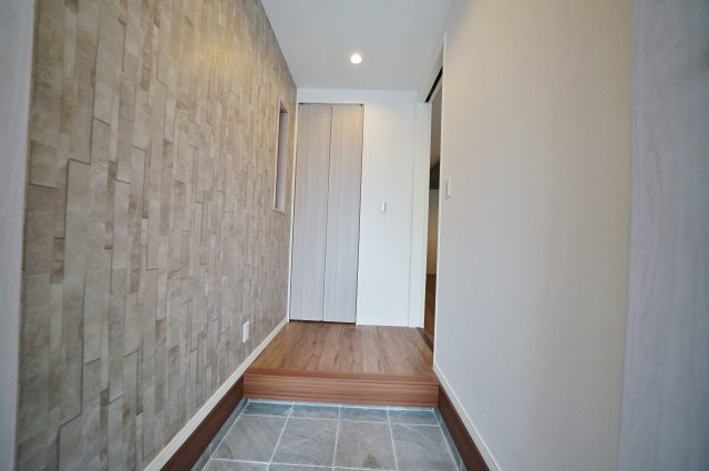 “魅せるLDK”と造作洗面のあるデザイン住宅｜仲介手数料無料の玄関|アクセントウォールが印象的な玄関空間。帰宅した瞬間に「おしゃれ」と感じる、こだわりのデザインです。