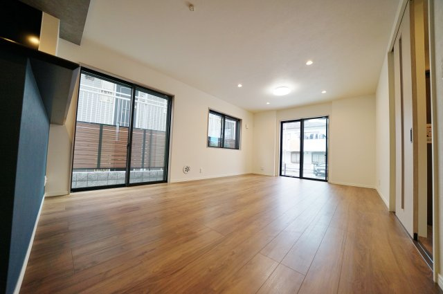 【横浜市旭区白根6丁目58-15新築戸建て】★仲介手数料無料★（不動丸小学校・鶴ヶ峰中学校）の居間・リビング
