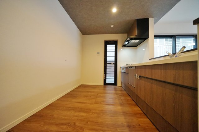 “魅せるLDK”と造作洗面のあるデザイン住宅｜仲介手数料無料のキッチン|リビングを見渡せる対面キッチン。家族との会話を楽しみながら料理ができる、毎日の時間を大切にした設計です。