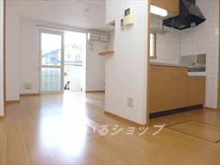 広島市安佐北区深川１丁目のアパートの居間・リビング|人気の対面キッチン・エアコン付き