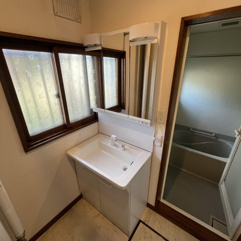 室蘭市輪西町1丁目7-12戸建の洗面所