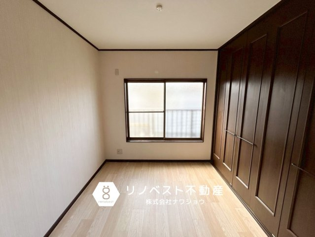 東大阪市大蓮東2丁目の洋室|レトロなクローゼット付きの洋室。
お好みのレイアウトをお楽しみください♪