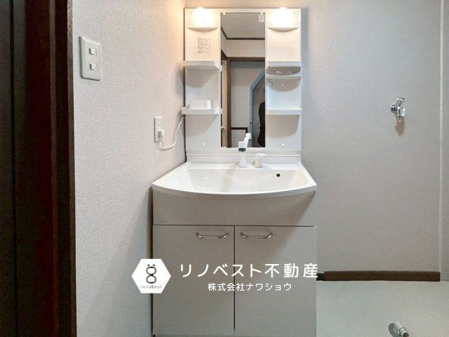 東大阪市大蓮東2丁目の独立洗面台|ライト付きの独立洗面台で朝の身支度に役立ちますね♪