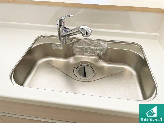 西脇市小坂町　第4期　新築一戸建ての独立洗面台|清潔感のある洗面台です。フラットな鏡は掃除がしやすく毎日清潔！ホースは引き出して使えるので洗顔やお掃除の際に便利です！