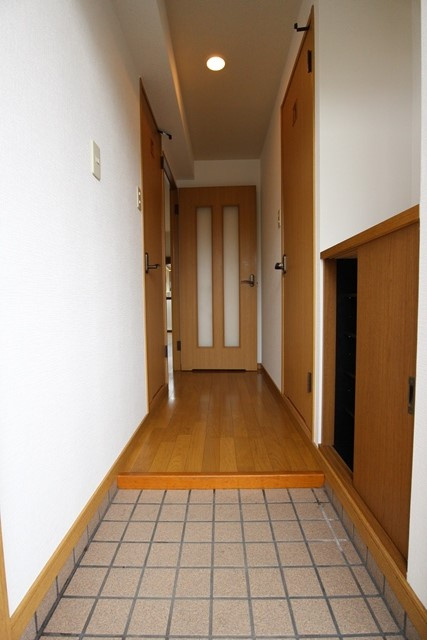 コーポラス青柳【キャッシュバック対象物件】の玄関|ゆったりとした玄関です